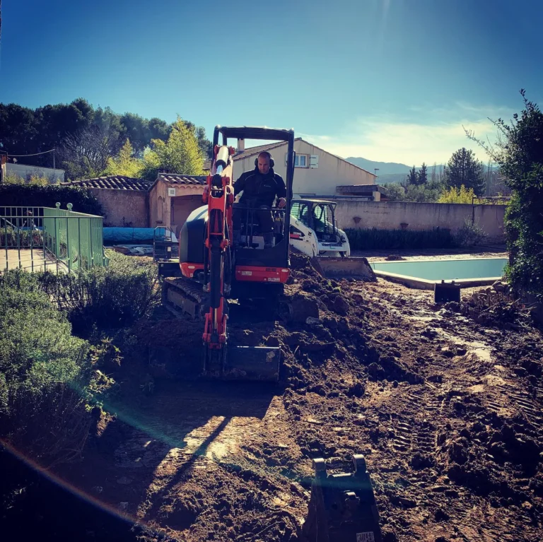 grues sur un chantier d'aménagement extérieur